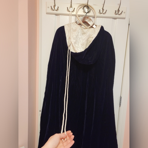 Velvet Fantasy Cape - Picture 12 of 15